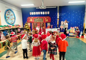 Dzieci tańczą dla Mikołaja.
