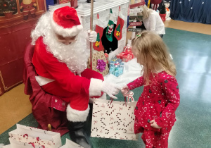 Wręczanie prezentu przez Mikołaja.