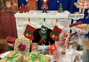 Zdjęcie przedstawia prezenty otrzymane przez naszą placówkę od DPS w ramach podziękowania za prezenty od dzieci