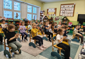 Dzieci uczą się matematyki poprzez zabawe z krzesełkami.