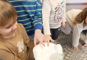 Dzieci oglądają śnieg.