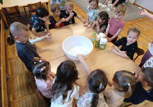 Dzieci przygotowują się do eksperymentu ze sztucznym śniegiem.