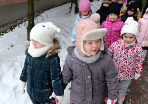 Dzieci ustawione w pary wychodzą na dwór.