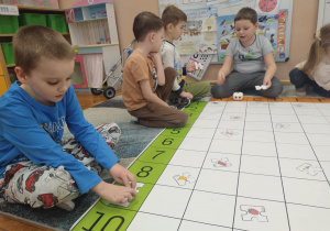 Zdjęcie przedstawia chłopców kodujących robota Zosie.