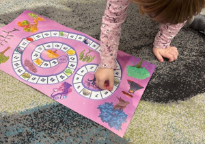 Dzieci graja w grę planszową z czuciakami