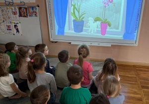 Dzieci oglądają film dotyczący Pana Nudka