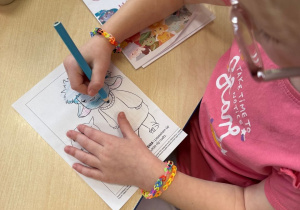 Dzieci uzupełniają swoje albumy z kolejnym czuciakiem