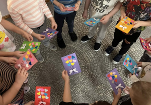 2.Dzieci z grupy Stokrotki prezentują laurki dla pensjonariuszy.