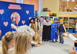 Dzieci z grupy Żabki podczas prezentowania świątecznego programu artystycznego z okazji Dnia Babci i Dziadka.
