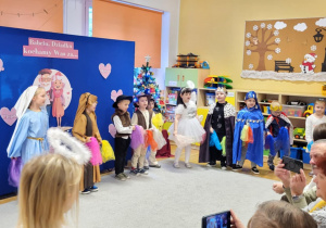 Dzieci z grupy Żabki wykonują „Taniec dla Babci i Dziadka” z wykorzystaniem kolorowych apaszek.