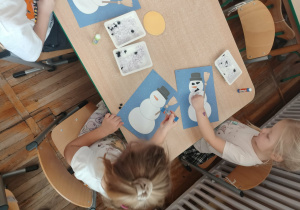 Dzieci podczas wyklejania bałwanka.