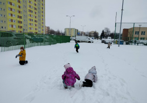 Dzieci podczas zabawy na śniegu.