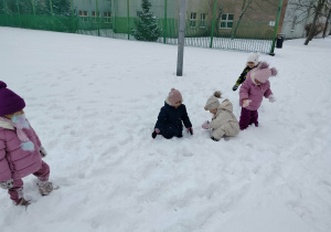 Dzieci bawią się śniegiem.