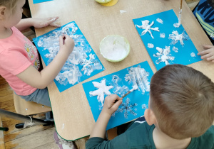 Dzieci wykonują pracę plastyczną.