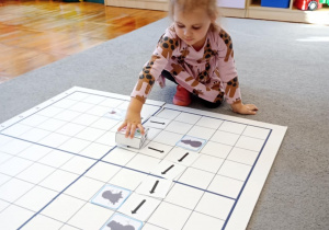 Przedszkolanka wyznacza drogę wykorzystując strzałki.