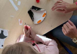 Dzieci wykonują kreatywne prace plastyczne związane z pingwinami