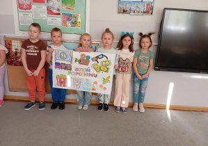 Dzieci z grupy Odkrywcy prezentują wspólnie wykonaną pracę z okazji Dnia Popcornu.