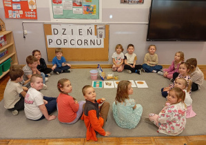 Dzieci z grupy Odkrywcy poznają kukurydzę pod różnymi postaciami.