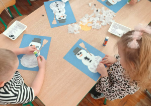 Dzieci z grupy „Słoneczka” podczas wykonywania pracy plastycznej z okazji Dnia Bałwanka.