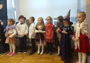 Zdjęcie przedstawia dzieci przebrane za babcie i dziadków.