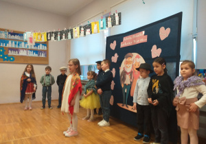 Zdjęcie przedstawia dziecko recytujące wierszyk.