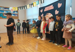 Zdjęcie przedstawia dziecko recytujące wierszyk.