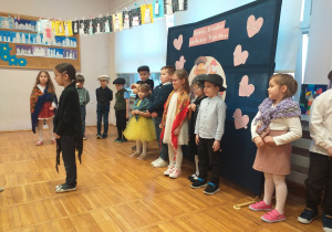 Zdjęcie przedstawia dziecko recytujące wierszyk.