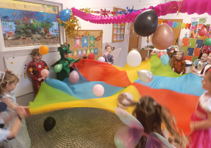 Zabawa muzyczna z chustą animacyjną i balonami