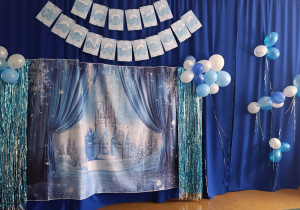 Dekoracja z balonami z napisem Bal karnawałowy.