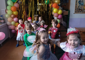 Dzieci przechodzą przez balonową ściankę.