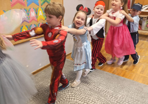 Dzieci podczas zabawy Jedzie pociąg z daleka