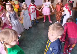 Dzieci z grupy podczas zabawy ruchowej w kole