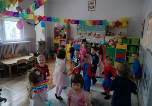 Dzieci podczas zabawy w sali.