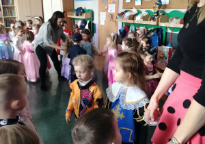 Dzieci podczas zabawy z animatorem.