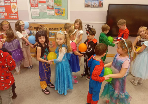 Dzieci z Grupy Odkrywcy podczas tanecznego konkursu z balonami.