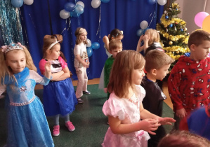 Dzieci z Grupy Odkrywcy podczas zabawy karnawałowej.