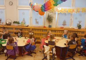 Dzieci z Grupy Odkrywcy podczas słodkiego poczęstunku.