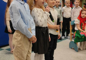 Dzieci z grupy „Misie” podczas występu z okazji Dnia Babci i Dziadka