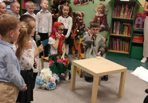 Dzieci z grupy „Misie” podczas gry w spektaklu o Babci i Dziadku.