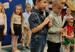 Chłopcy z grupy „Misie” podczas występu z okazji Dnia Babci i Dziadka
