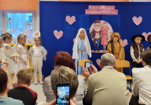Dzieci z grupy Żabki podczas prezentowania świątecznego programu artystycznego z okazji Dnia Babci i Dziadka.