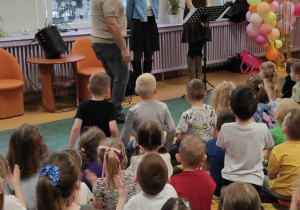 Mężczyzna prowadzący audycję muzyczną przedstawia dzieciom p. Olę i p. Asię, które będą śpiewały dzieciom różnorodne utwory.