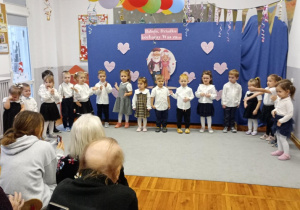 Dzieci z grupy Biedronki w trakcie prezentacji muzyczno – ruchowej piosenki.