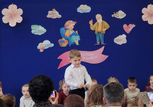 Chłopiec mówi wierszyk.