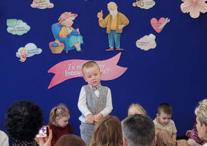 Chłopiec mówi wierszyk.