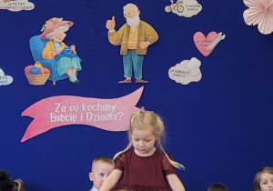 Dziewczynka mówi wierszyk.