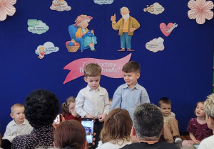 Dwaj chłopcy mówiący swoje wierszyki.