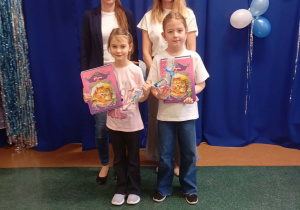 Zdjęcie przedstawia organizatorów i laureatów konkursu, pozujących do wspólnej pamiątkowej fotografii.