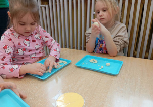 Dziewczynki podczas wykonywania zimowych rzeźb.