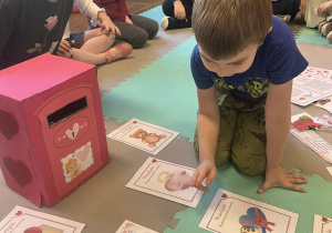 Chłopiec liczy walentynkowe serduszka.